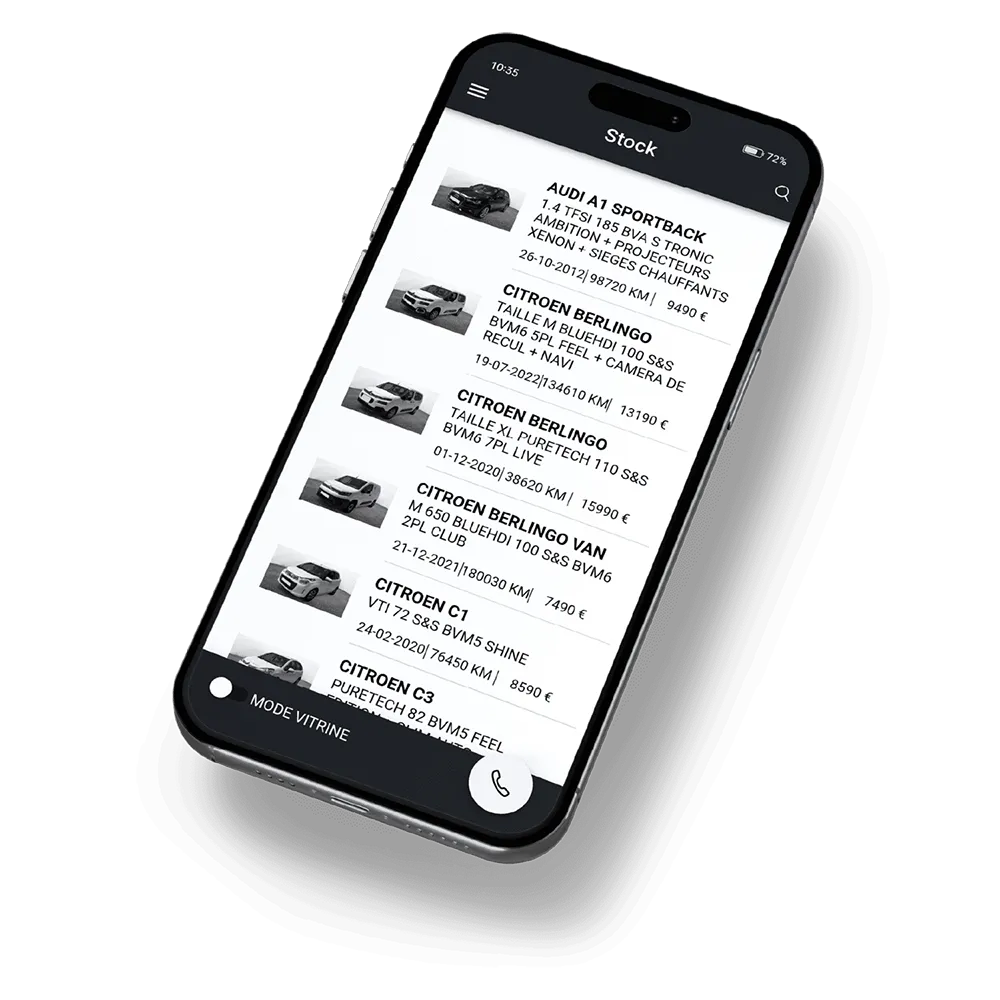 Smartphone affichant une liste de v&eacute;hicules en stock sur l'application ATB Auto