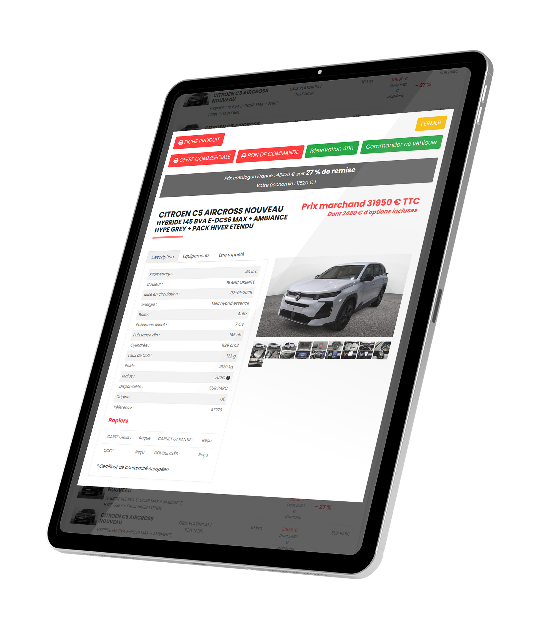 Smartphone affichant le stock de v&eacute;hicules sur l'application ATB Auto dans un cercle