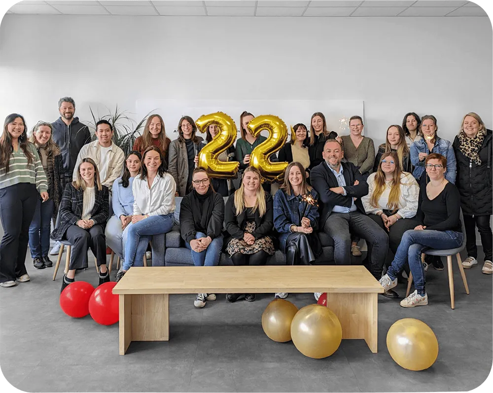 photo &eacute;quipe ATB Auto c&eacute;l&eacute;brant 22 ans avec ballons dor&eacute;s